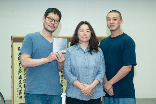 왼쪽부터 유재명, 홍의정 감독, 유아인